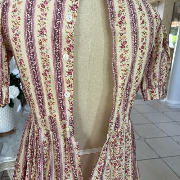 Knee length floral cottage dress - Picture 4 of 4